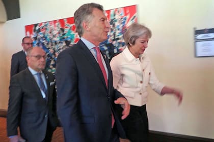El mandatario mantuvo un encuentro fuera de agenda con la primera ministra británica