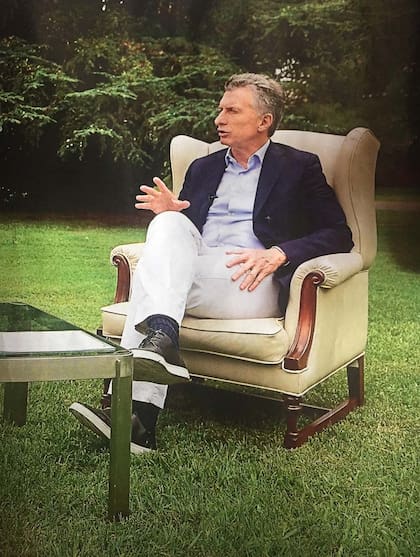 Mauricio Macri con sus zapatillas POSCO en Olivos