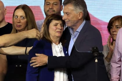 Mauricio Macri consuela a Patricia Bullrich: una imagen que marcó la noche del domingo electoral