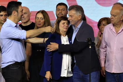 Mauricio Macri consuela a Patricia Bullrich: una imagen que marcó la noche del domingo electoral
