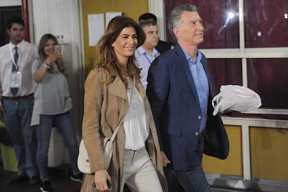 Mauricio Macri de la mano de su esposa, Juliana Awada, llevó facturas a la escuela 16 de Palermo