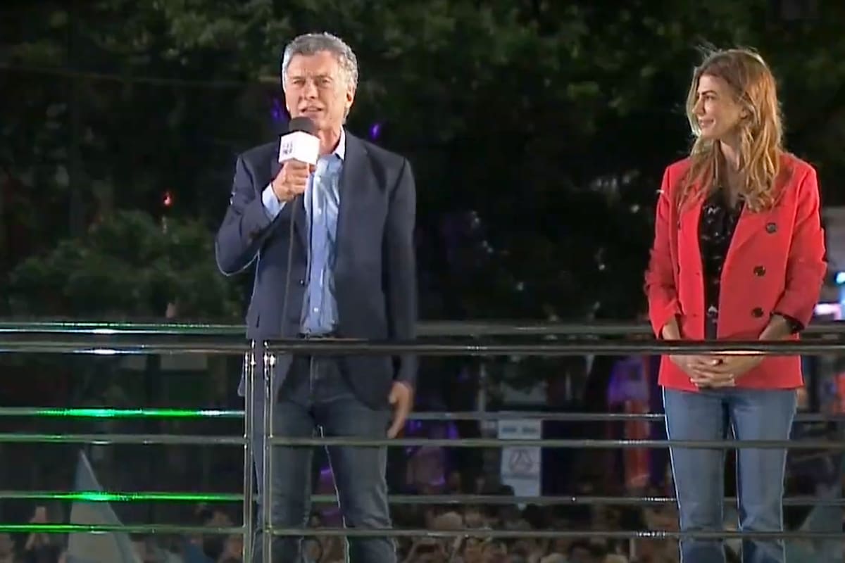 Mauricio Macri en el acto de cierre de campaña en Córdoba, junto a su esposa, Juliana Awada