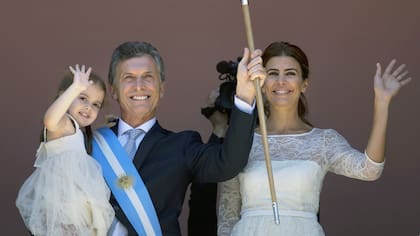 Mauricio Macri en el balcón de la Casa Rosada luego de asumir la Presidencia