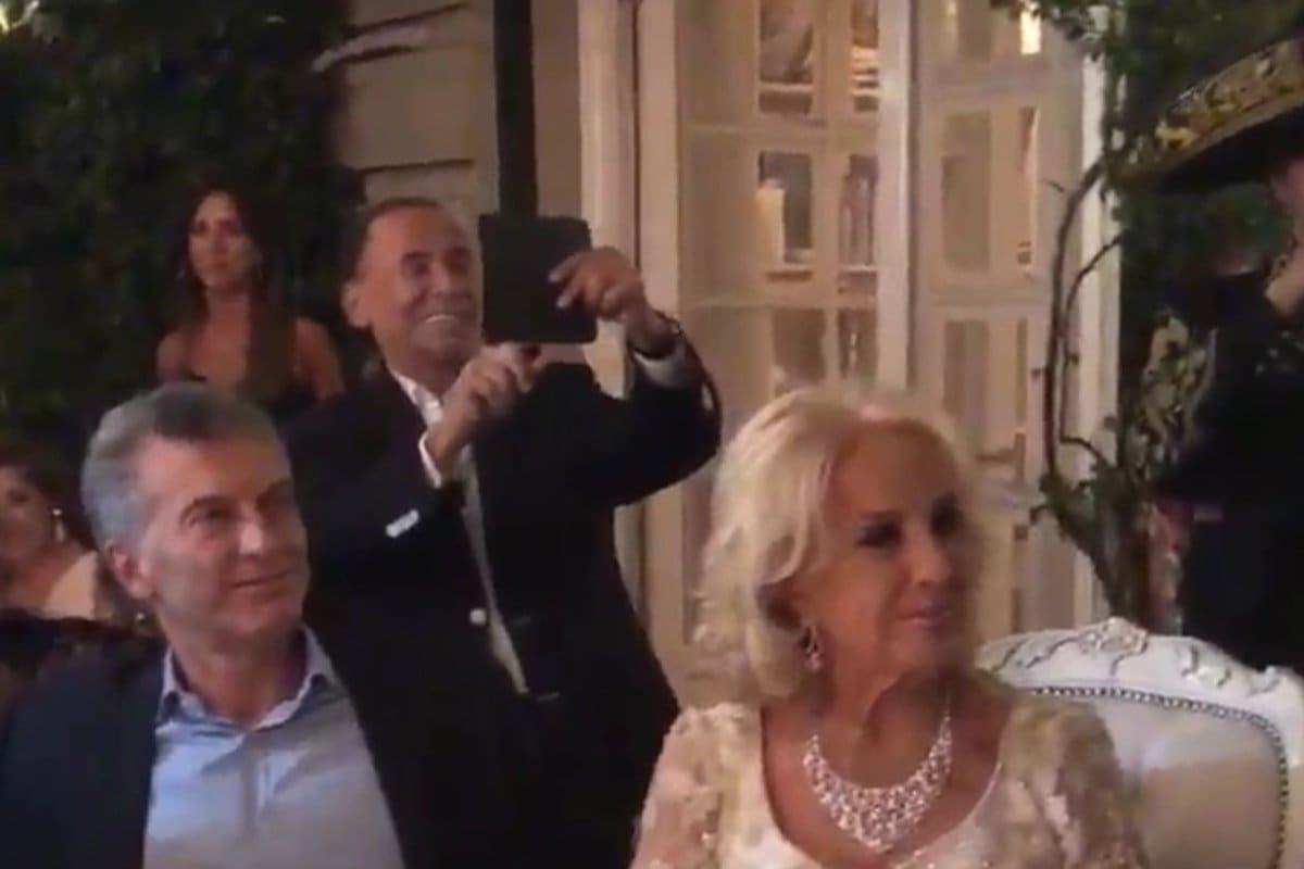 Mauricio Macri en el cumpleaños de Mirtha, sentado junto a ella en la mesa principal