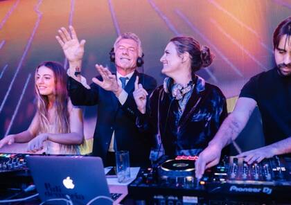 Mauricio Macri en la cabina del DJ en el festejo de los 15 años de su hija Antonia