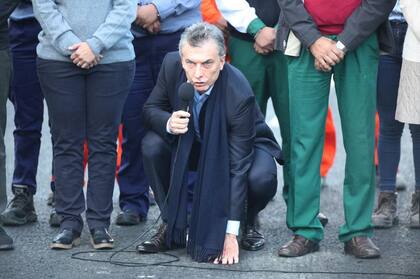"Este pavimento que estoy tocando no es relato, es real", dijo Mauricio Macri para diferenciarse del kirchnerismo en el comienzo de su campaña electoral en 2019