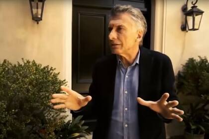 Mauricio Macri, en la puerta de la casa donde vive actualmente, en Acassuso
