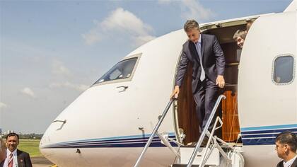 Mauricio Macri en un viaje al Paraguay; el Tango 01 será reemplazado y esperan que el nuevo avión esté en operaciones en mayo