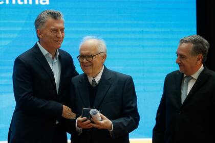 Mauricio Macri entregó una distinción al físico Conrado Franco Varotto,