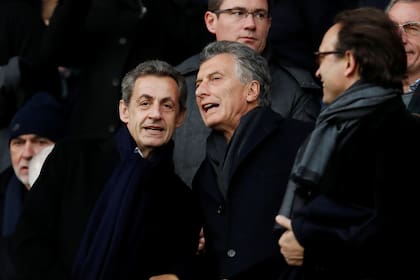Mauricio Macri fue a ver un partido de fútbol junto Nicolas Sarkozy en su último día en Francia