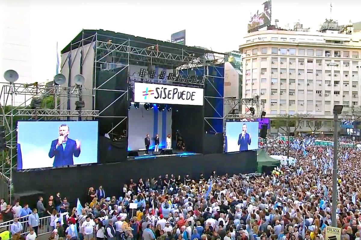 Mauricio Macri habla ante la multitud