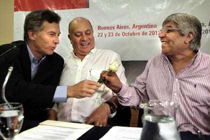 Otras épocas: Macri, Venegas y Moyano en un acto en octubre de 2012