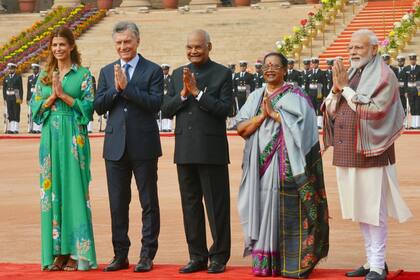 Mauricio Macri inició hoy en Nueva Dehli su visita de Estado a la India; en la foto, junto al presidente Ram Nath Kovin y el primer ministro Narendra Modi