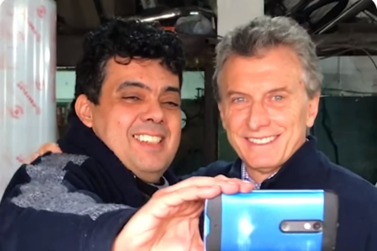 Mauricio Macri junto a Cristian, un herrero de Lanús al que había visitado durante la campaña presidencial y que volvió a ver tres años después