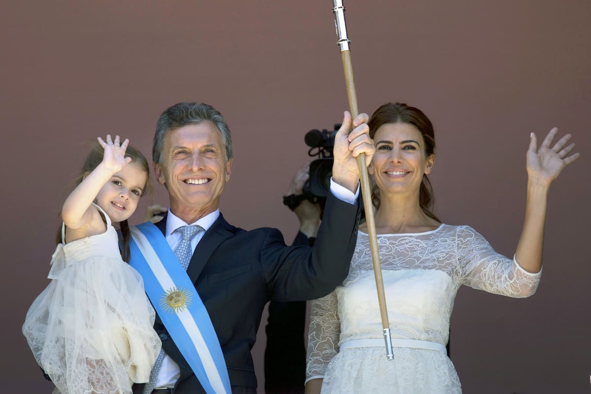 Mauricio Macri junto a Juliana Awada y Agustina Macri tras la asunción presidencial, en 2015