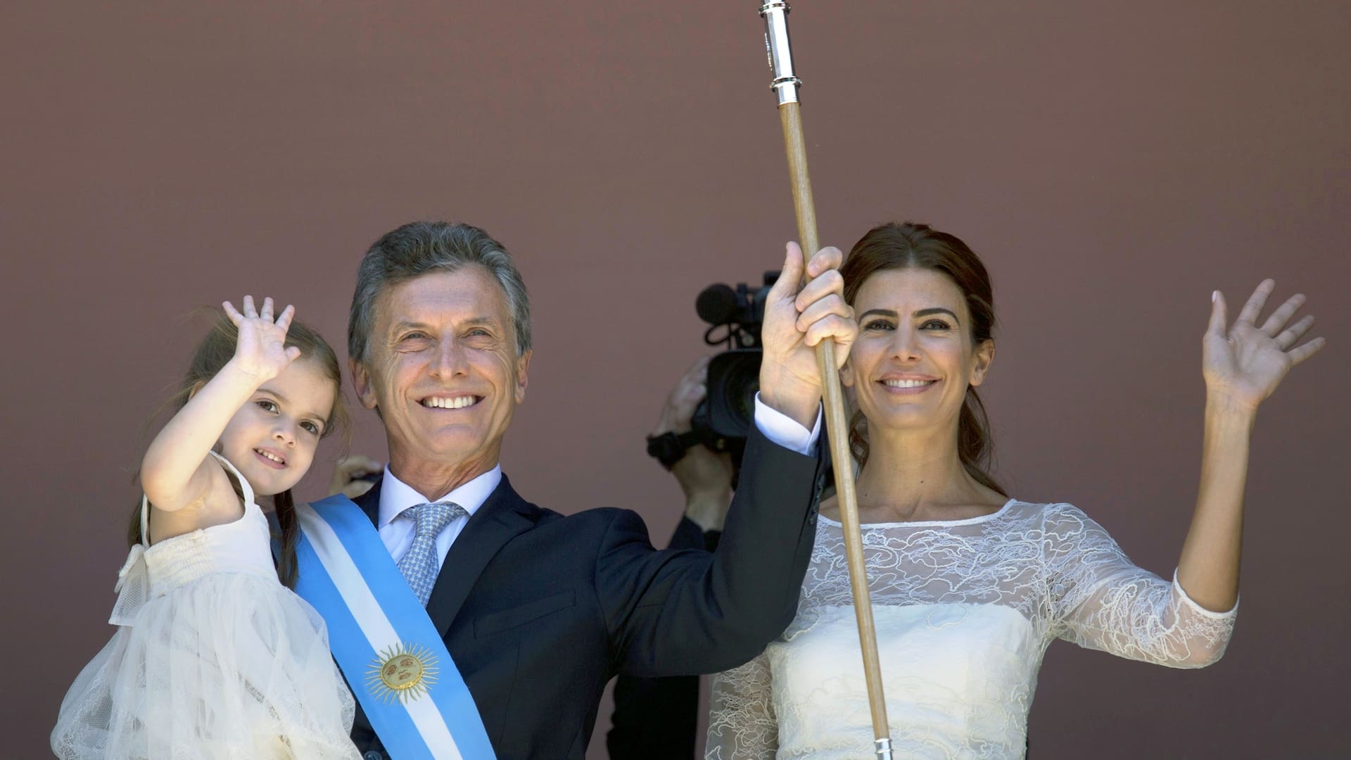 Mauricio Macri junto a Juliana Awada y Agustina Macri tras la asunción presidencial, en 2015