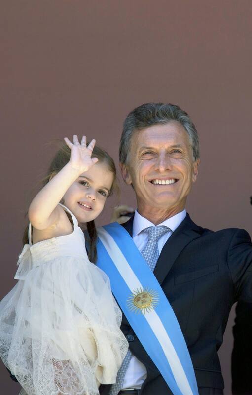 Mauricio Macri junto a Juliana Awada y Agustina Macri tras la asunción presidencial, en 2015
