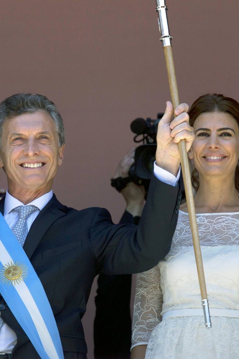 Mauricio Macri junto a Juliana Awada y Agustina Macri tras la asunción presidencial, en 2015