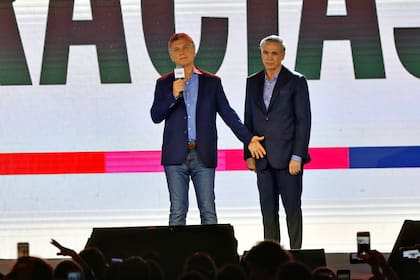 Mauricio Macri junto a Miguel Pichetto en el búnker de Juntos por el Cambio