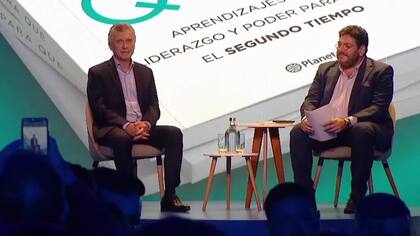 Mauricio Macri junto a Pablo Avelluto en la presentación de su libro Para Qué