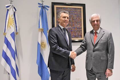 Mauricio Macri junto a Tabaré Vázques durante la inauguración de la nueva embajada de Uruguay