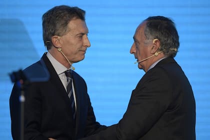 Mauricio Macri junto al presidente de la UIA, Miguel Acevedo