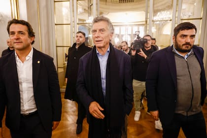 Mauricio Macri junto aL secretario administrativo de la Legislatura, Cristian Gribaudo (izquierda), y el legislador radical, Francisco Loupias (derecha)