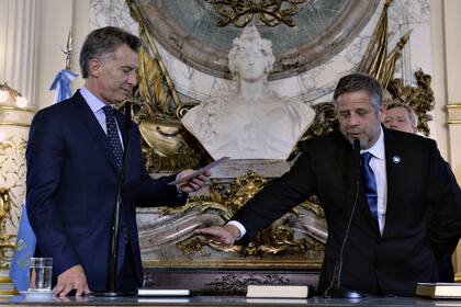 Mauricio Macri le toma juramento a Adolfo Rubinstein