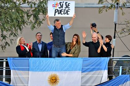 Mauricio Macri levanta un cartel junto su esposa y los candidatos de Juntos por el Cambio