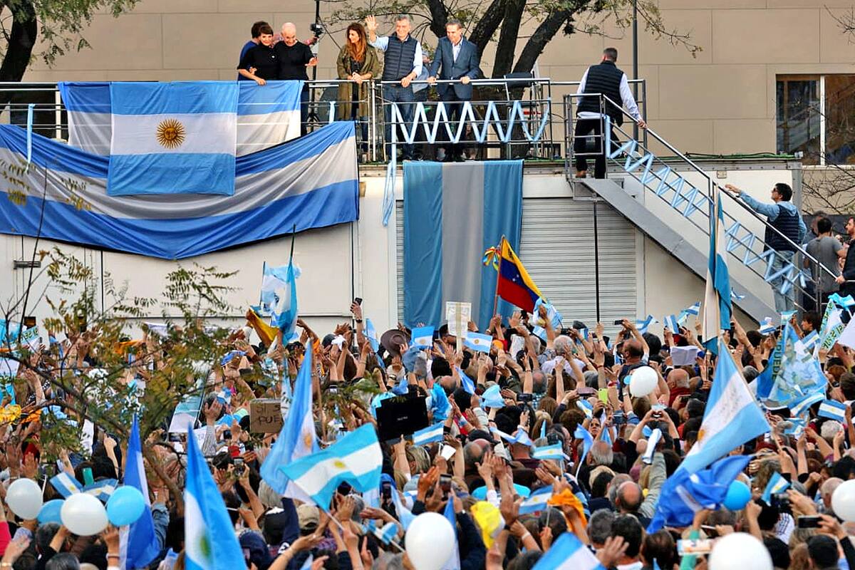 Mauricio Macri levanta un cartel junto su esposa y los candidatos de Juntos por el Cambio