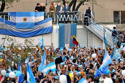 Mauricio Macri levanta un cartel junto su esposa y los candidatos de Juntos por el Cambio