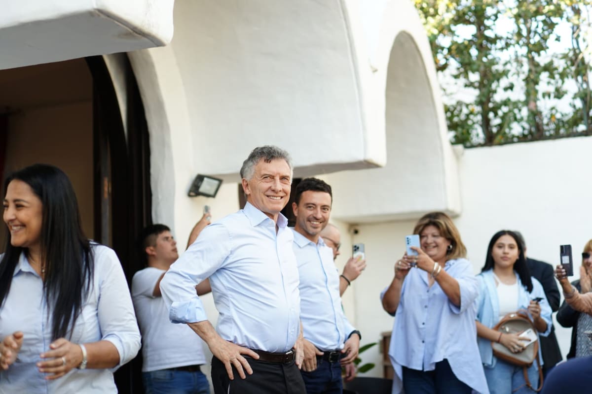 Mauricio Macri llegó a Córdoba para hacer campaña con De Loredo y El Sukaria (izquierda)