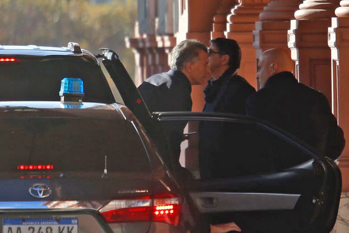 Mauricio Macri, Nicolás Dujovne entrando a Casa Rosada para la reunión con la CGT