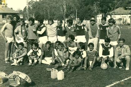 Mauricio Macri (parado, quinto de izq. a der.) compartió una foto de sus años como futbolista
