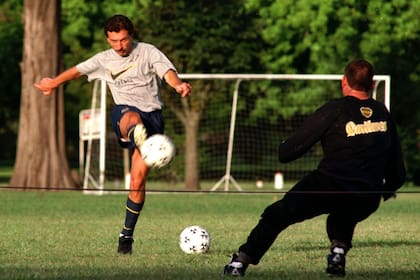 Mauricio Macri patea un penal al arquero titular de Boca Juniors, en una práctica en Villa Marista, el 27 de enero de 1997