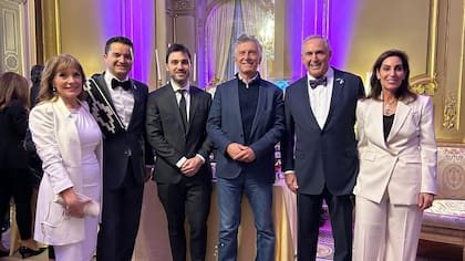 Mauricio Macri reapareció en la embajada de los Estados Unidos, donde se mostró con Ignacio Torres