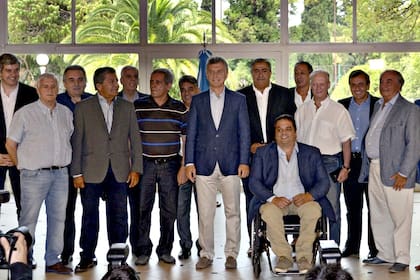 Mauricio Macri recibió a la cúpula de la CGT en Olivos con un brindis por el fin de año, en 2016; al año siguiente, el FMI sugirió avanzar con una reforma laboral