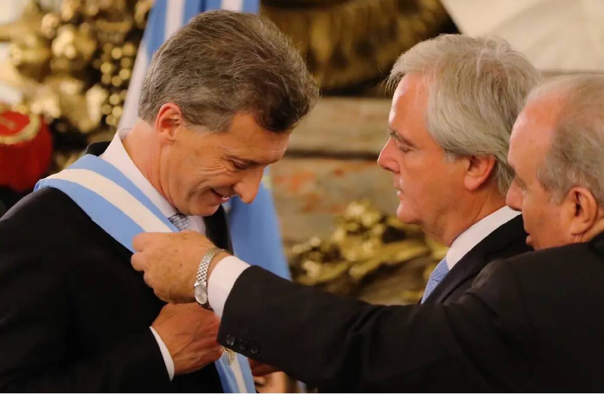 Mauricio Macri recibió los atributos de mando del senador Federico Pinedo, tras la negativa de Cristina Kirchner