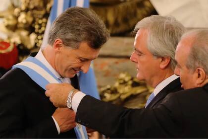 Mauricio Macri recibió los atributos de mando del senador Federico Pinedo, tras la negativa de Cristina Kirchner