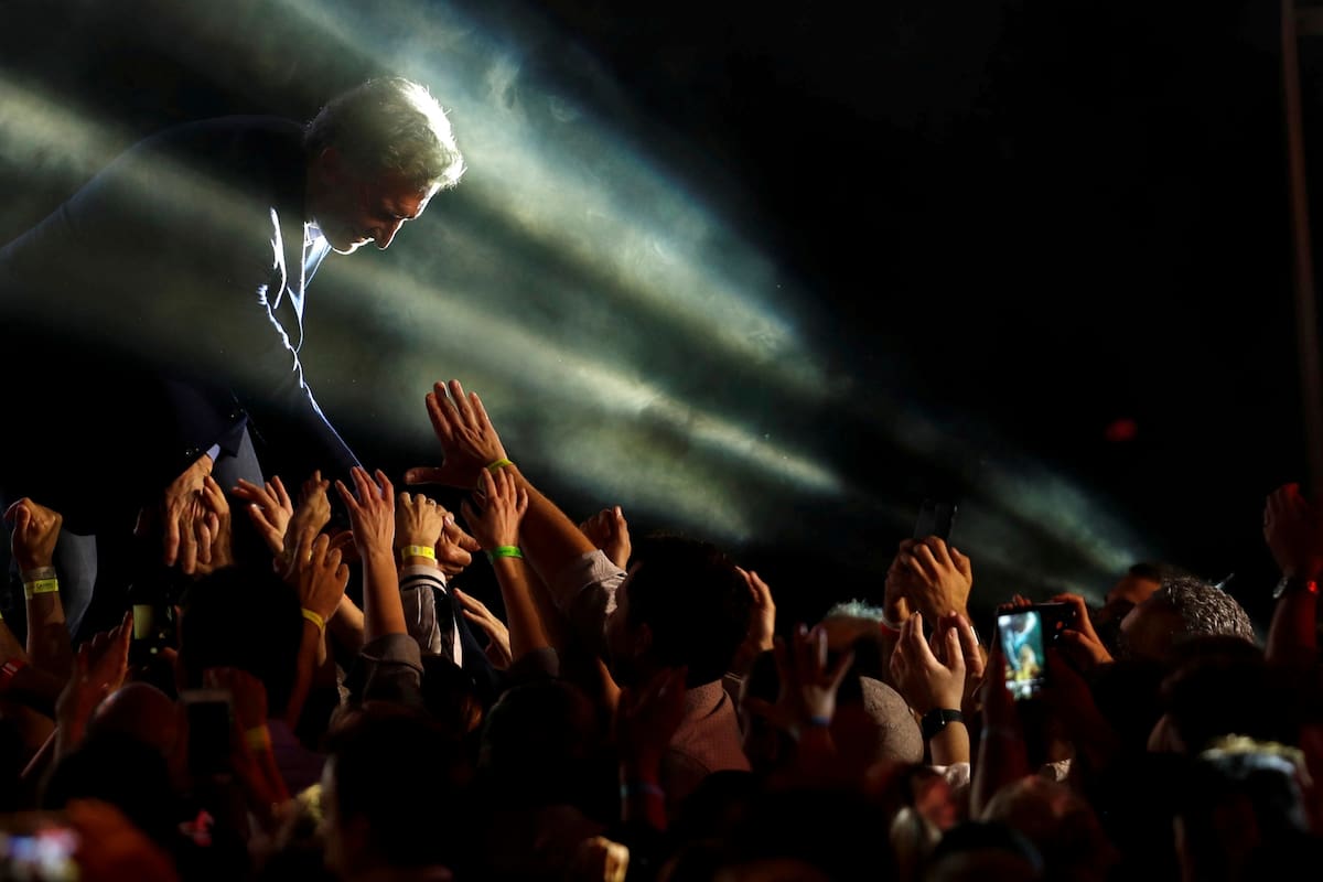 Mauricio Macri saluda a su público