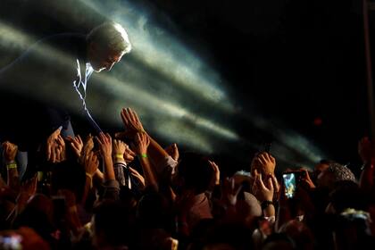 Mauricio Macri saluda a su público