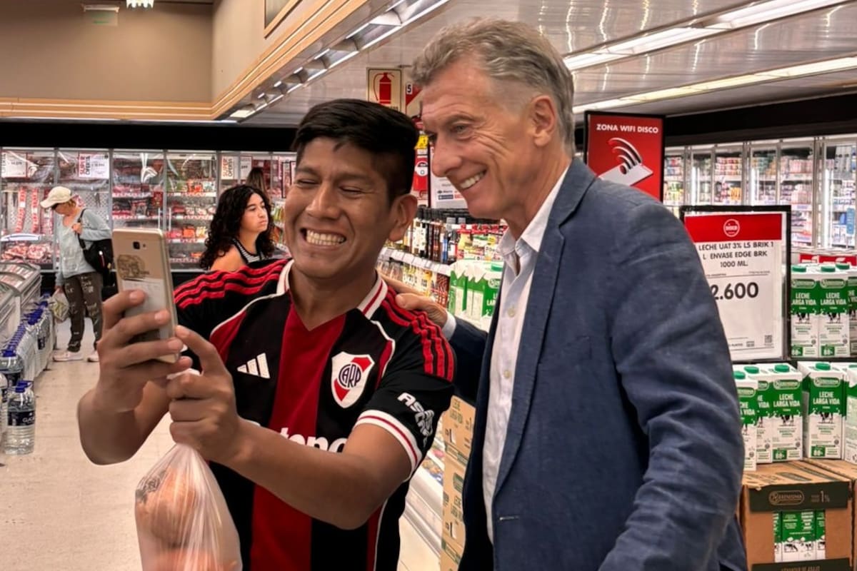 Mauricio Macri se mostró en un supermercado en Palermo y se sacó fotos con seguidores de Pro