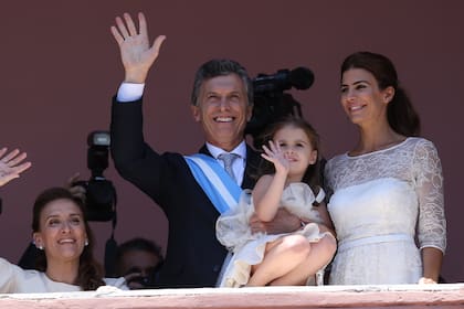 Mauricio Macri, su esposa Juliana Awada, su hija Antonia y Gabriela Michetti saludan en Casa Rosada el 10 de diciembre de 2015