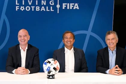 Mauricio Macri tuvo su primera acción oficial en la fundación FIFA junto con Gianni Infantino, el presidente de la entidad de fútbol