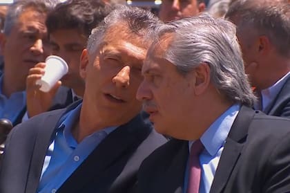 Alberto Fernández junto a Mauricio Macri. Parte de los equipos técnicos que trabajaron con el expresidente miran con atención dos puntos para iniciar una especie de campaña de reivindicación personal.