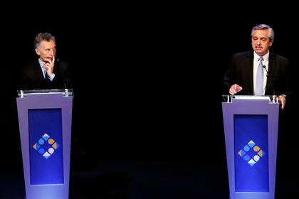 Alberto Fernández habla. Macri escucha con atención
