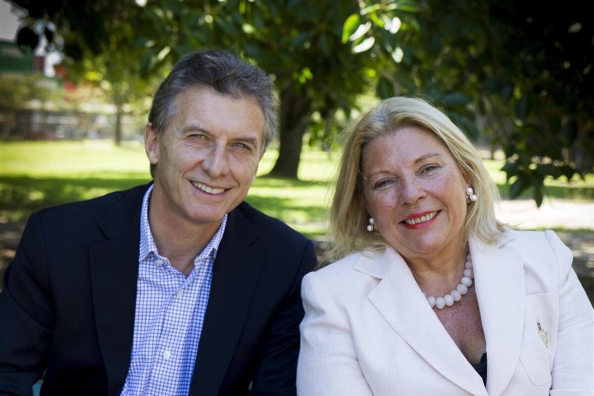 Mauricio Macri y Elisa Carrió, en el parque Thays, al sellar el acuerdo