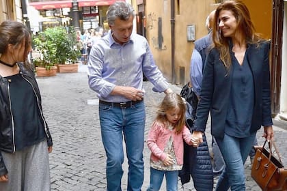 Mauricio Macri y Juliana Awada paseando por las calles de Roma junto a sus hijas