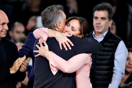 Mauricio Macri y María Eugenia Vidal se abrazan, junto a ellos Larreta y Ritondo
