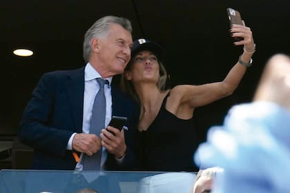 Mauricio Macri y su novia, Dolores (Lola) Teuly, posan para una selfie